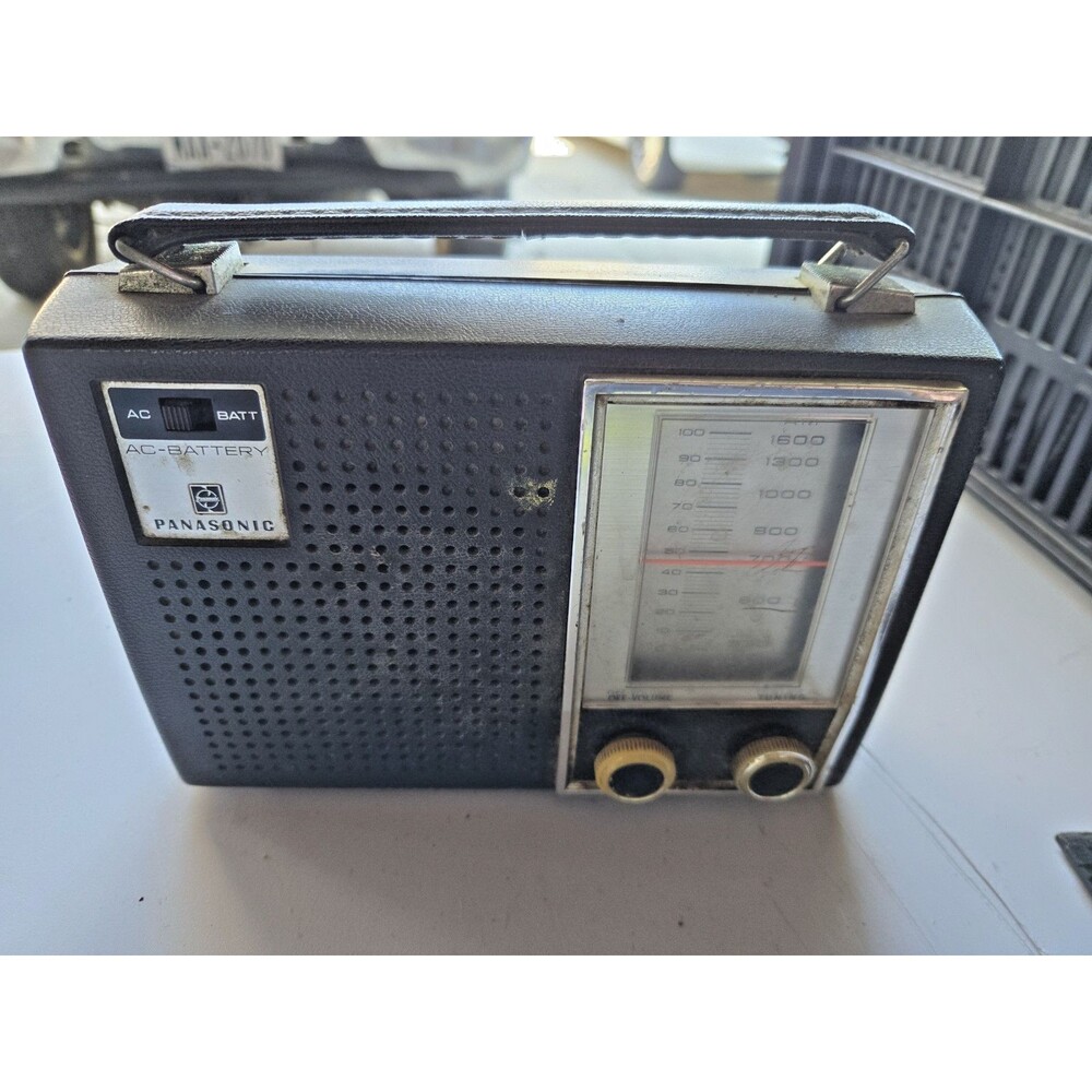 Vintage analog Panasonic MODEL R-1597 Transistor radio works